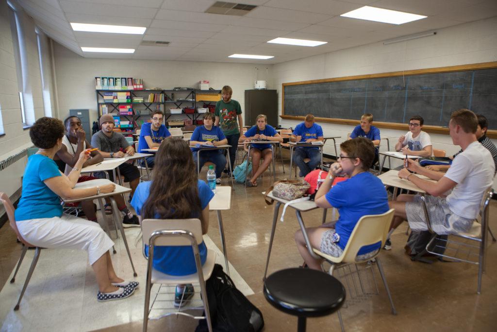 学生们围成一圈坐在课桌旁.